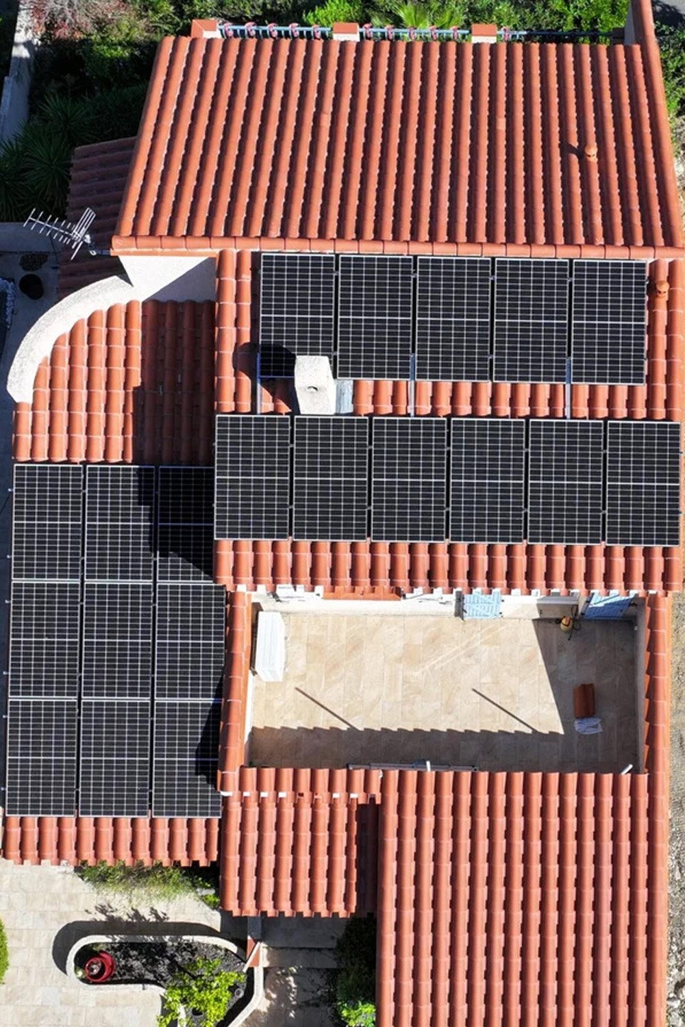 Contrôle avec drone d'une installation de panneaux photovoltaïques à côté de Céret